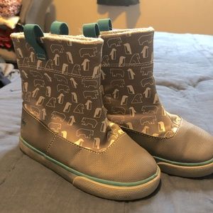 See Kai Run Basics. Size 9 toddler